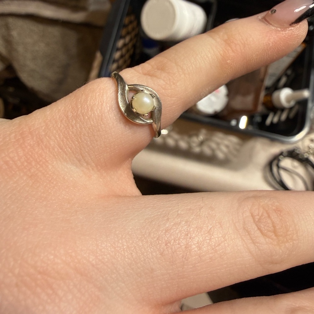 Elegant Silver Pearl Ring